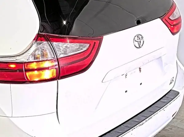 5TDJZ3DC5HS155202 2017 TOYOTA SIENNA - Image 2