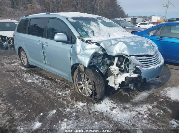 5TDJZ3DC5HS158746 2017 TOYOTA SIENNA - Image 1