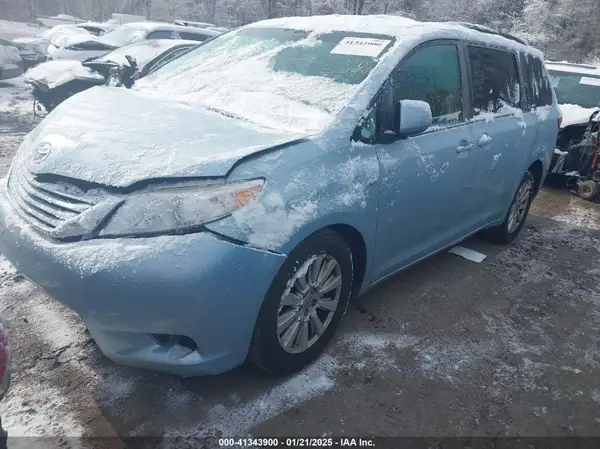 5TDJZ3DC5HS158746 2017 TOYOTA SIENNA - Image 2