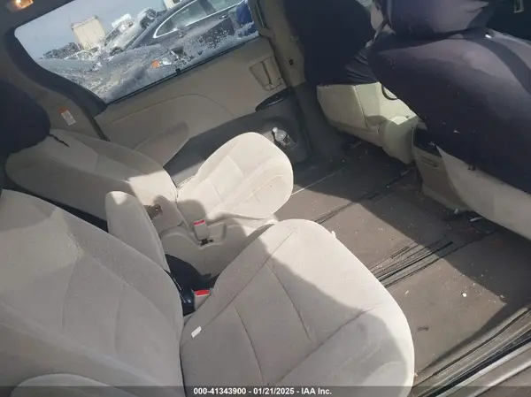 5TDJZ3DC5HS158746 2017 TOYOTA SIENNA - Image 8