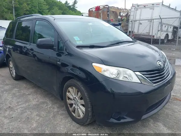 5TDJZ3DC5HS160965 2017 TOYOTA SIENNA - Image 1