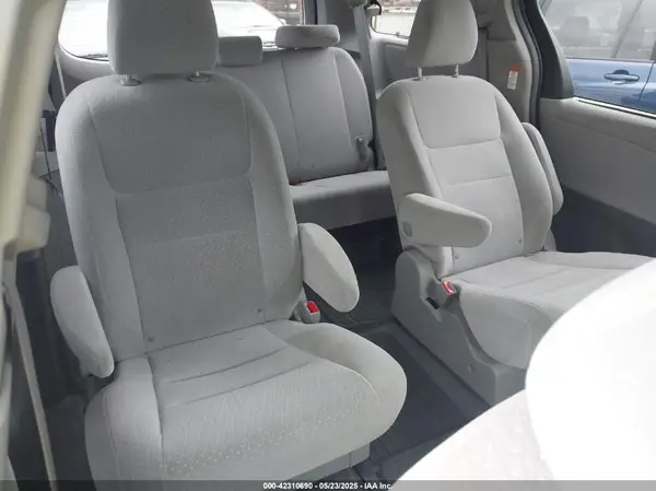 5TDJZ3DC5HS160965 2017 TOYOTA SIENNA - Image 8