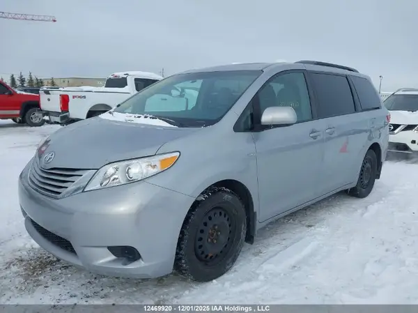 5TDJZ3DC5HS161288 2017 TOYOTA SIENNA - Image 2