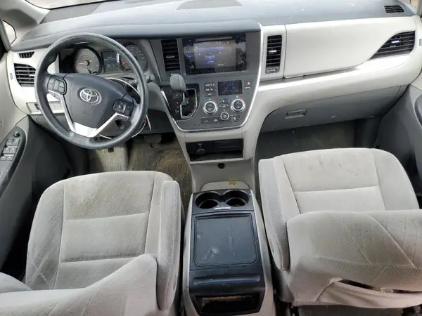 5TDJZ3DC5HS168953 2017 TOYOTA SIENNA - Image 8