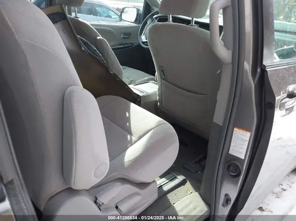 5TDJZ3DC5HS173134 2017 TOYOTA SIENNA - Image 8