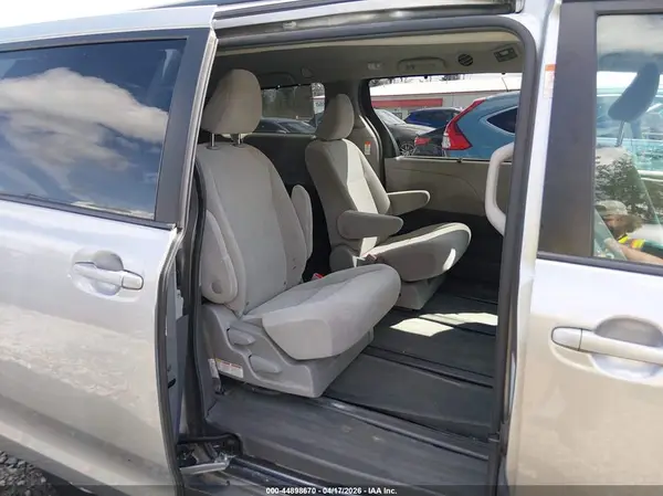 5TDJZ3DC5HS176759 2017 TOYOTA SIENNA - Image 8