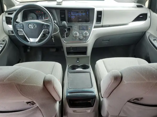 5TDJZ3DC5HS179211 2017 TOYOTA SIENNA - Image 8