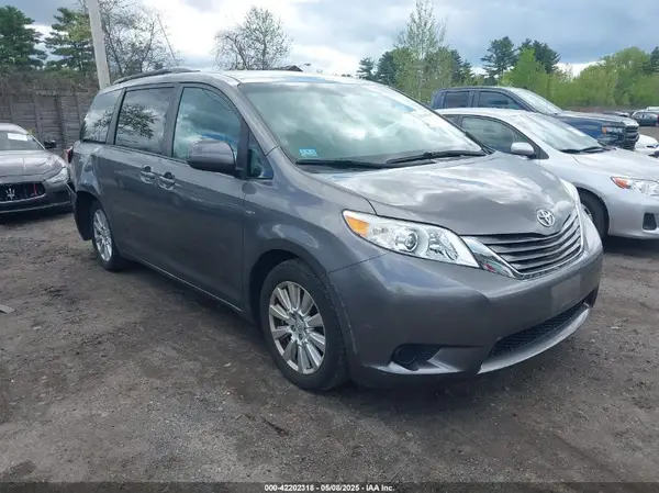 5TDJZ3DC5HS182934 2017 TOYOTA SIENNA - Image 1