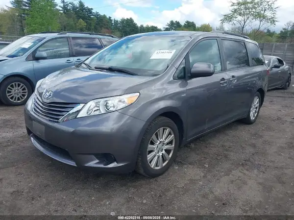 5TDJZ3DC5HS182934 2017 TOYOTA SIENNA - Image 2