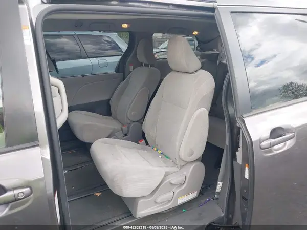 5TDJZ3DC5HS182934 2017 TOYOTA SIENNA - Image 8