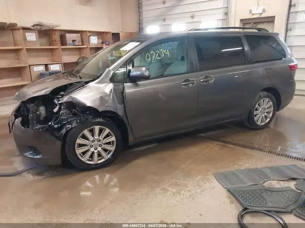5TDJZ3DC5HS183064 2017 TOYOTA SIENNA - Image 2
