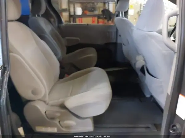 5TDJZ3DC5HS183064 2017 TOYOTA SIENNA - Image 8