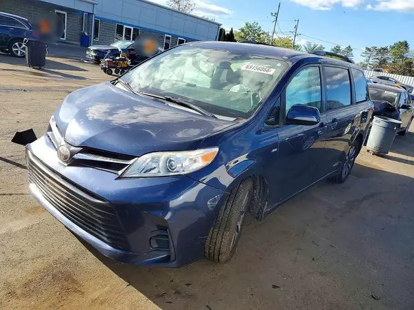 5TDJZ3DC5JS190442 2018 TOYOTA SIENNA - Image 1