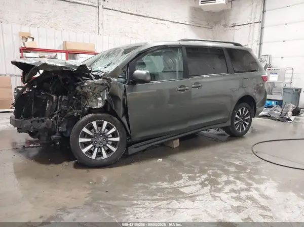 5TDJZ3DC5JS198380 2018 TOYOTA SIENNA - Image 2