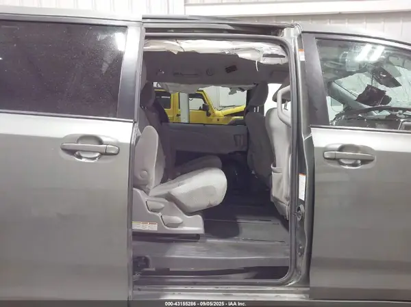 5TDJZ3DC5JS198380 2018 TOYOTA SIENNA - Image 8