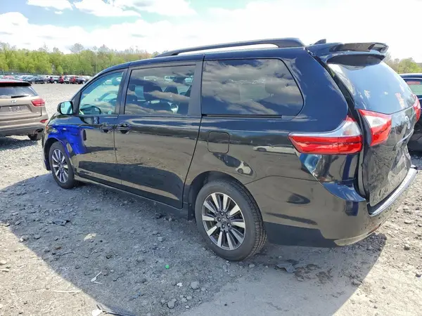 5TDJZ3DC5JS198881 2018 TOYOTA SIENNA - Image 2