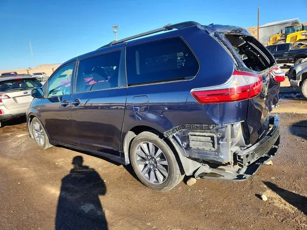 5TDJZ3DC5JS202055 2018 TOYOTA SIENNA - Image 2