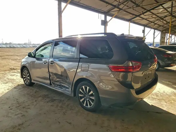 5TDJZ3DC5JS205246 2018 TOYOTA SIENNA - Image 2