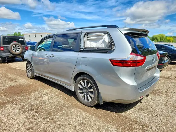 5TDJZ3DC5KS211873 2019 TOYOTA SIENNA - Image 2