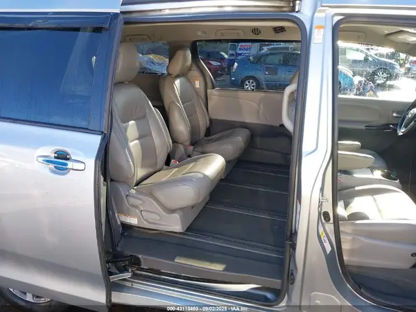 5TDJZ3DC5KS217527 2019 TOYOTA SIENNA - Image 8