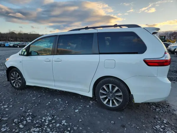 5TDJZ3DC5KS217723 2019 TOYOTA SIENNA - Image 2