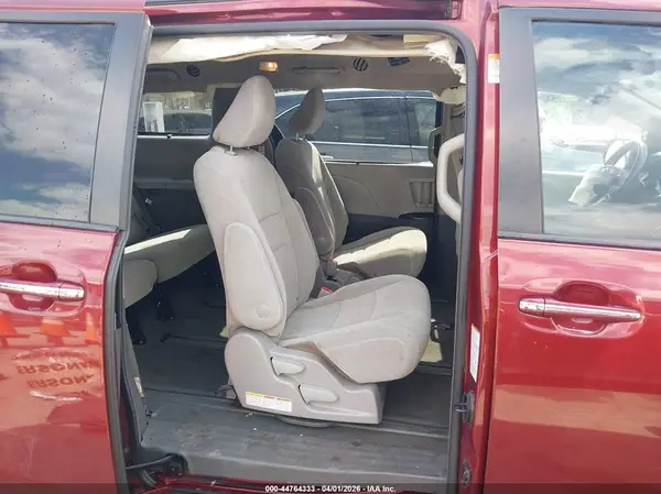 5TDJZ3DC5KS221318 2019 TOYOTA SIENNA - Image 8