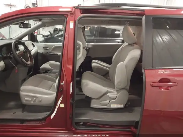 5TDJZ3DC5KS226907 2019 TOYOTA SIENNA - Image 8