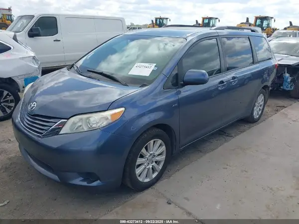 5TDJZ3DC6HS153538 2017 TOYOTA SIENNA - Image 2