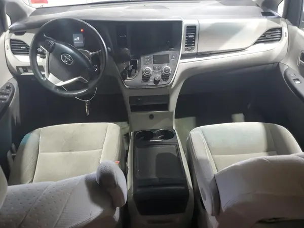 5TDJZ3DC6HS153961 2017 TOYOTA SIENNA - Image 8