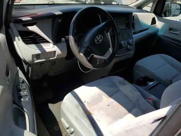 5TDJZ3DC6HS154902 2017 TOYOTA SIENNA - Image 8