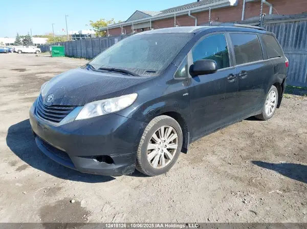 5TDJZ3DC6HS157976 2017 TOYOTA SIENNA - Image 2