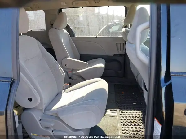 5TDJZ3DC6HS157976 2017 TOYOTA SIENNA - Image 8