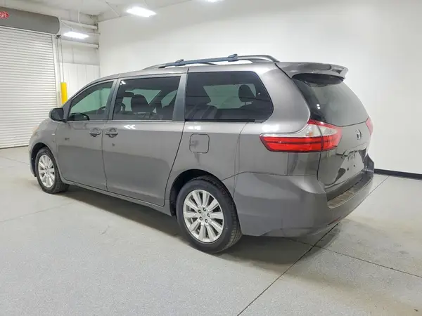 5TDJZ3DC6HS160523 2017 TOYOTA SIENNA - Image 2