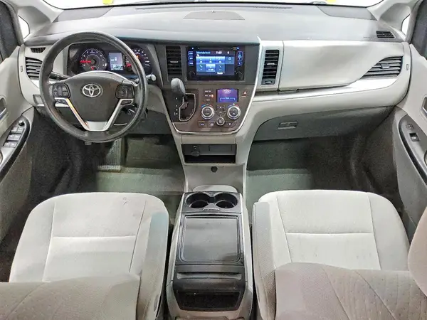 5TDJZ3DC6HS160523 2017 TOYOTA SIENNA - Image 8