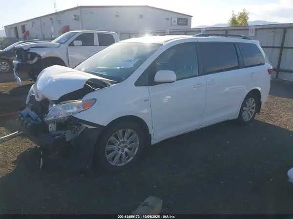 5TDJZ3DC6HS166967 2017 TOYOTA SIENNA - Image 2