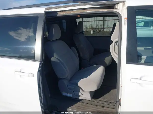 5TDJZ3DC6HS166967 2017 TOYOTA SIENNA - Image 8