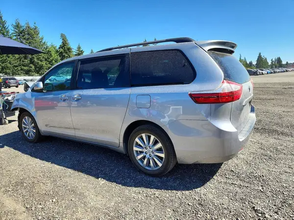5TDJZ3DC6HS182179 2017 TOYOTA SIENNA - Image 2