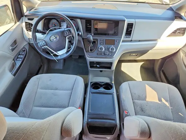 5TDJZ3DC6HS182179 2017 TOYOTA SIENNA - Image 8