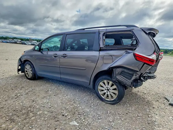 5TDJZ3DC6HS186006 2017 TOYOTA SIENNA - Image 2