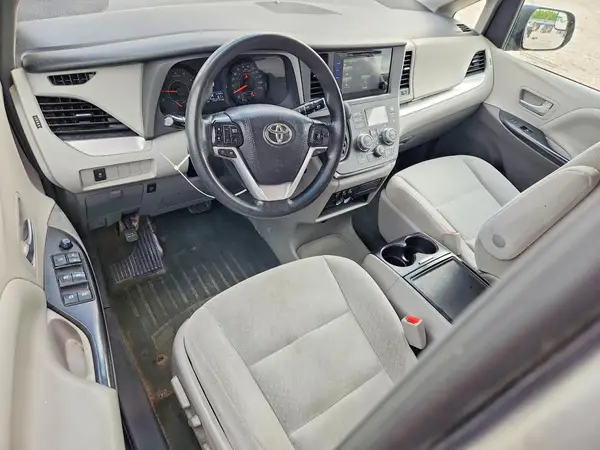 5TDJZ3DC6HS186006 2017 TOYOTA SIENNA - Image 8