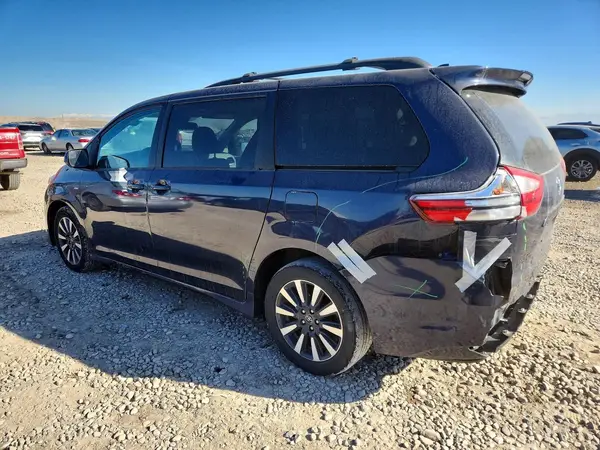 5TDJZ3DC6JS194810 2018 TOYOTA SIENNA - Image 2