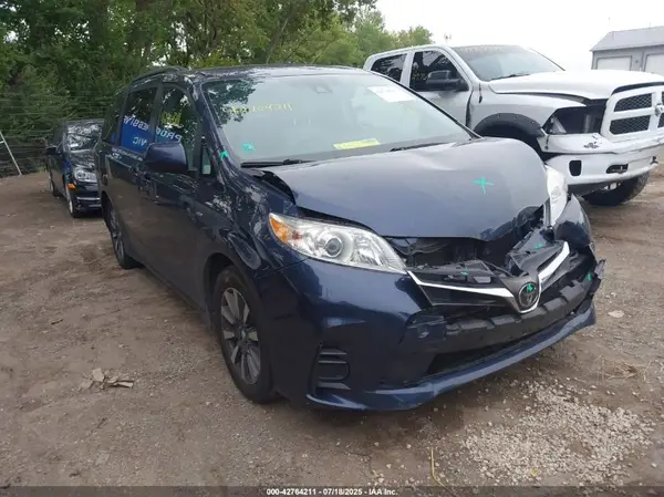 5TDJZ3DC6JS195665 2018 TOYOTA SIENNA - Image 1