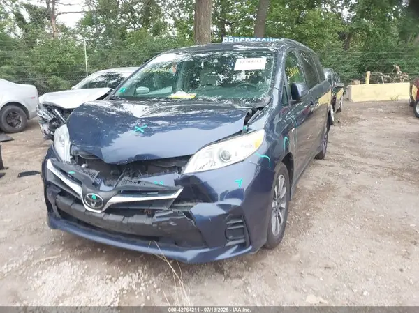 5TDJZ3DC6JS195665 2018 TOYOTA SIENNA - Image 2