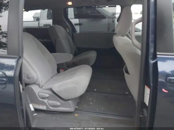 5TDJZ3DC6JS195665 2018 TOYOTA SIENNA - Image 8