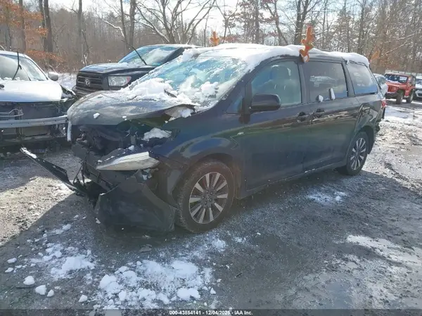 5TDJZ3DC6JS197030 2018 TOYOTA SIENNA - Image 2