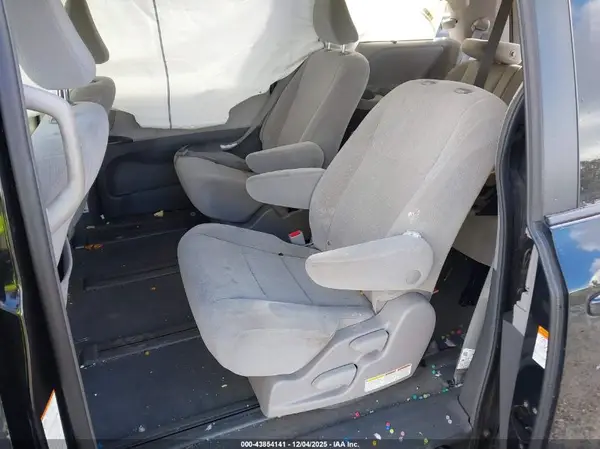 5TDJZ3DC6JS197030 2018 TOYOTA SIENNA - Image 8