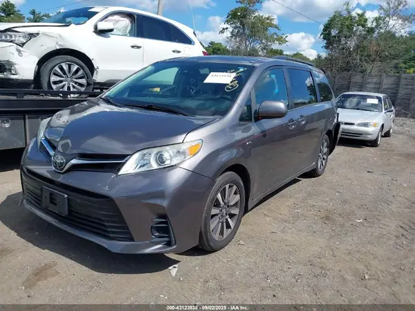 5TDJZ3DC6JS197285 2018 TOYOTA SIENNA - Image 2