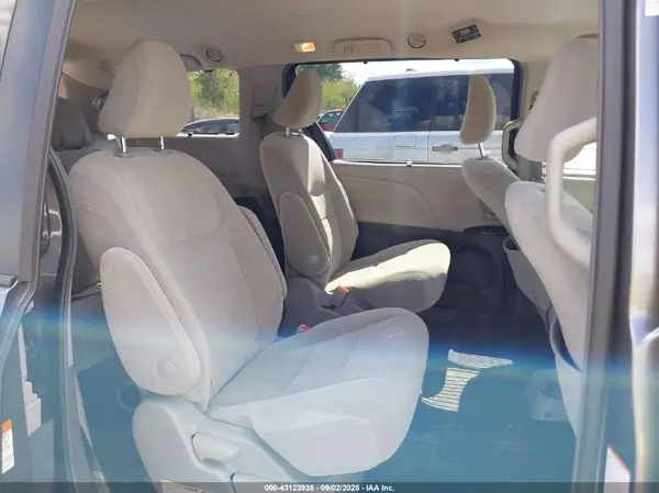 5TDJZ3DC6JS197285 2018 TOYOTA SIENNA - Image 8