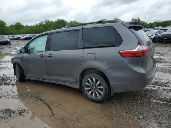 5TDJZ3DC6JS199103 2018 TOYOTA SIENNA - Image 2