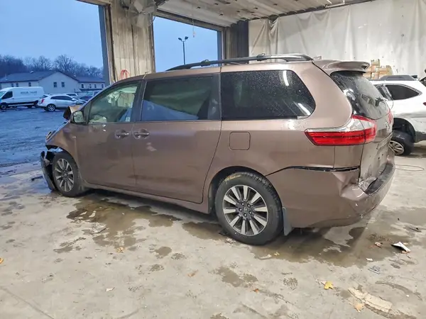 5TDJZ3DC6JS206809 2018 TOYOTA SIENNA - Image 2
